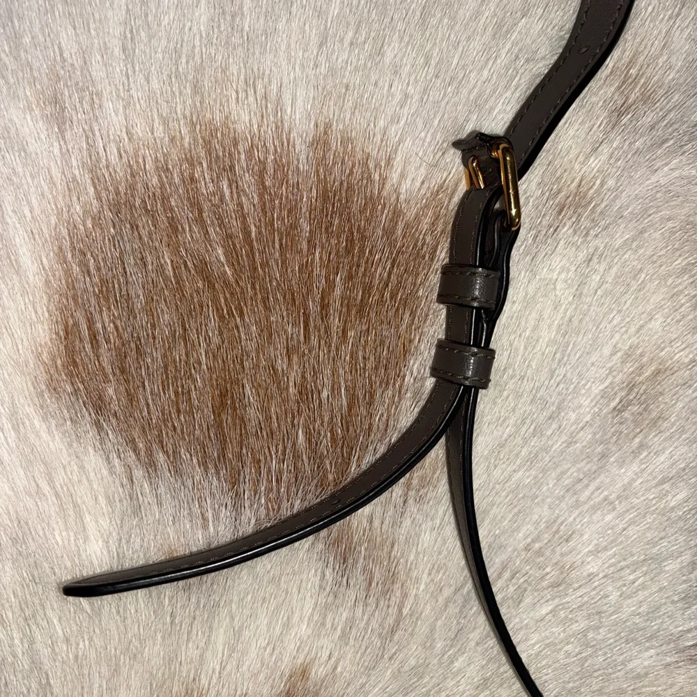 Marc Jacobs Elegant Taupe Handbag - Picture 2 of 9